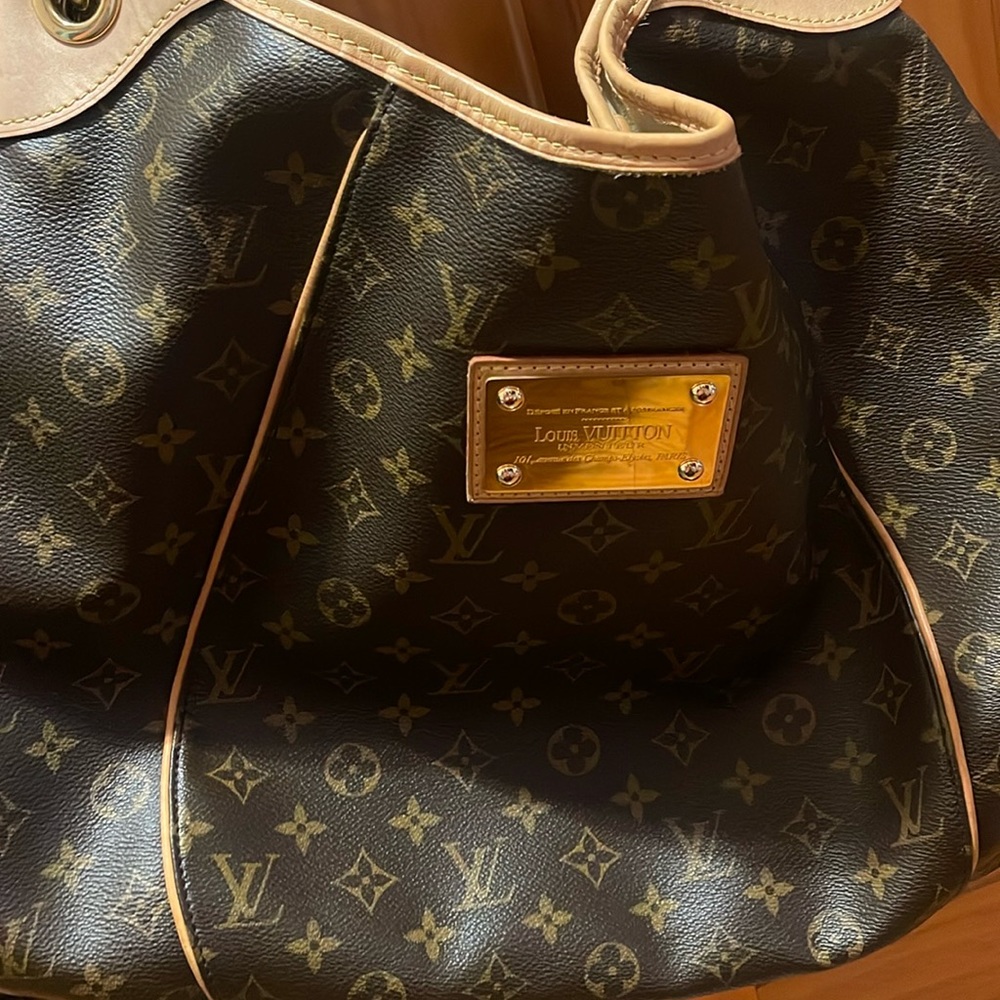 Louis Vuttion galleria bag